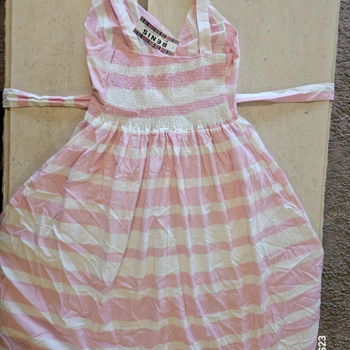Rosa och vit randig klänning från Benis