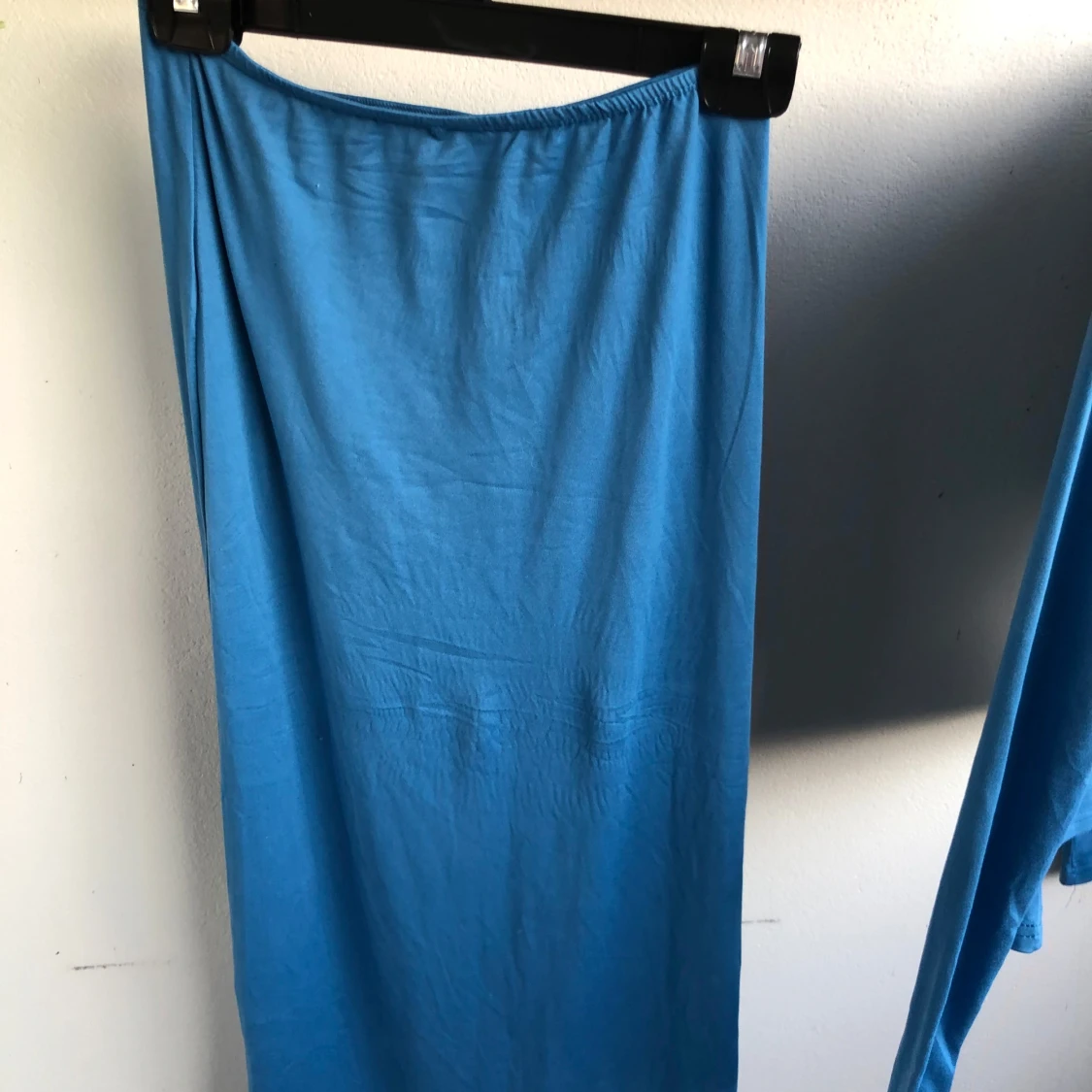 Ett blå sett med en lång kjol och en långärmad tröja från zara - 2