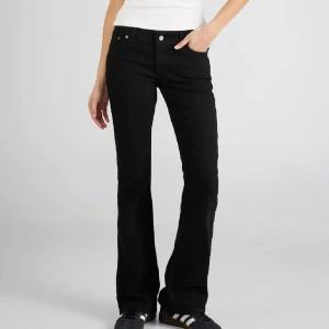 Svarta bootcut jeans  - Snygga svarta jeans från Gina med klassisk femficksdesign och bootcut-ben. Jeansen har normal passform och är tillverkade i ett stretchigt bomullsmaterial som sitter skönt hela dagen. Perfekta till sneakers eller boots.