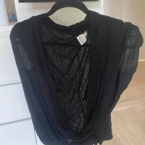 Svart tunn omlottopp  - Svart tunn omlottopp