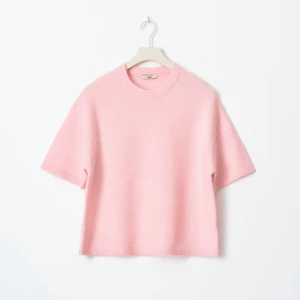 Ljusrosa stickad kortärmad tröja - Superfin ljusrosa stickad tröja från gina tricot med korta ärmar och rund hals. Tröjan har en loose passform och är Premium Quality gjord i mjukt material som känns lyxigt. Perfekt att styla med jeans eller kjol för en chill look.