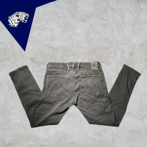 REPLAY ANBASS  - Replay Anbass Hyperflex | Skick: 7,5/10 | Strl W36 L32 (sitter som mindre) | Modellen är 180cm | Hör av dig om du undrar någonting! 