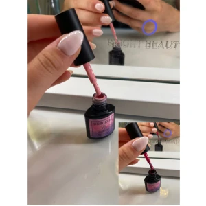 Gel nagellack kit - Stort in princip nytt gel nagellack kit med nagellack i flera färger, inkluderar även tre burkar builder Gel (en använd 1 gång), poly Extensions Gel, 2 penslar (en använd 1 gång), nagelborste, nagelklippare, färgprover, stickers och rengöringspads (se bilder). Perfekt för dig som vill fixa snygga gelnaglar hemma. Allt för 600kr men kan även sälja produkter separat, pris kan diskuteras då. Skriv för frågor! 