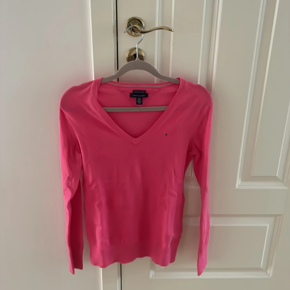 Rosa v-ringad tröja Tommy Hilfiger XS