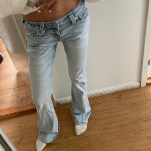 True Religion Joey ljusa flare jeans - Sjukt snygga low rise jeans från True Religion. Säljer för nypris då jag endast prövat dem och inte använt dem efter det. 