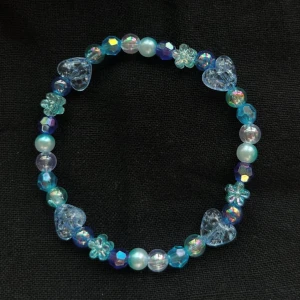 Armband  - ARMBAND, 40:- 💙🦋🥶🧵  Omkretsen på min handled: 16 cm Omkrets på armband: 18,5 cm lite (lite stort för mig)
