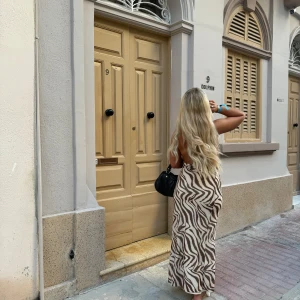 Zebramönstrad långklänning med djup urringning - Säljer denna underbara klänning från Zara då den inte längre kommer till användning.