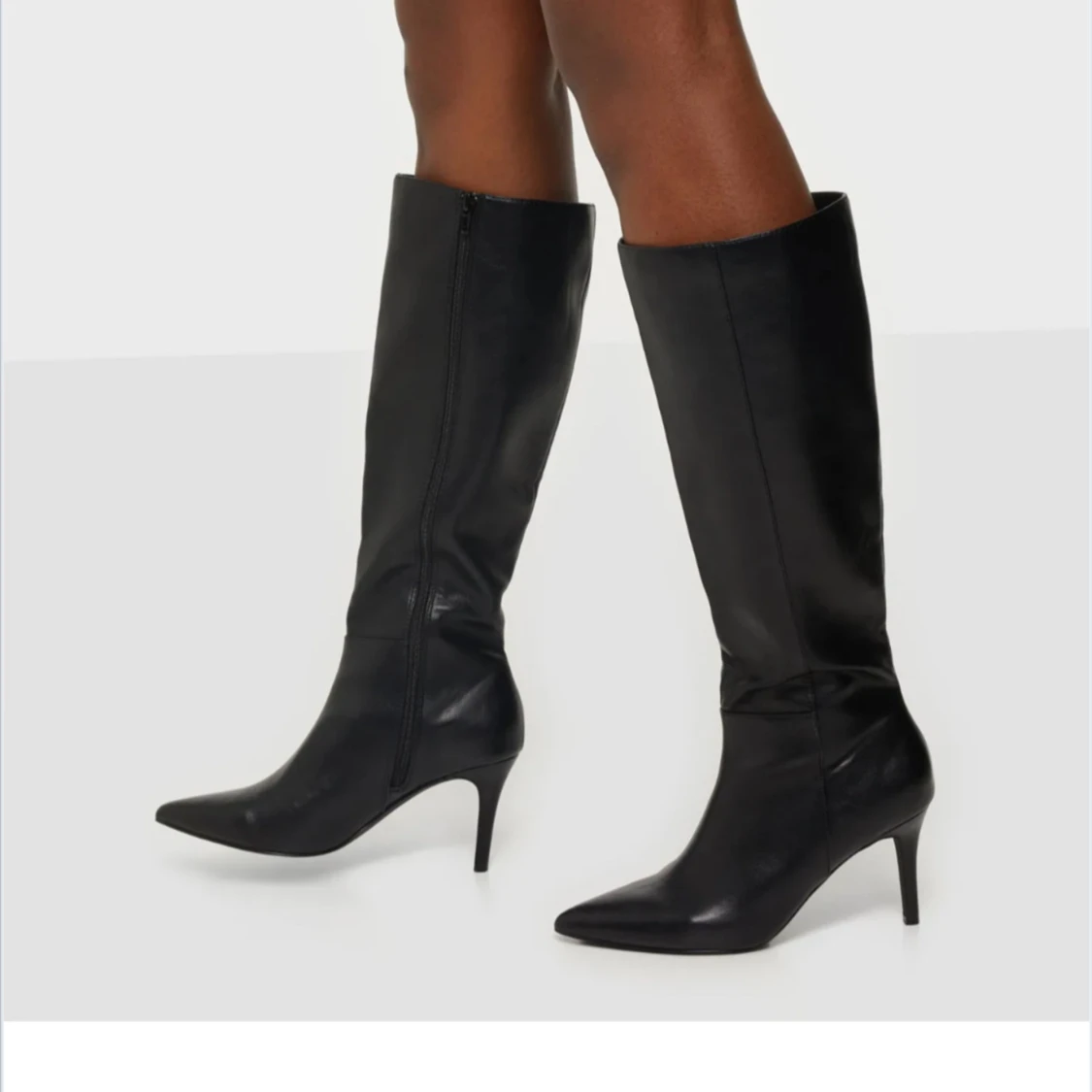 Svarta klackboots med spetsig tå