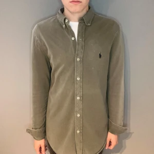 Polo Ralph Lauren skjorta  - Polo Ralph Lauren skjorta | storlek s | skick 6/10 lite fläckar | fraktar via PostNord eller Instabox på köparens bekostnad | hör av dig vid funderingar 