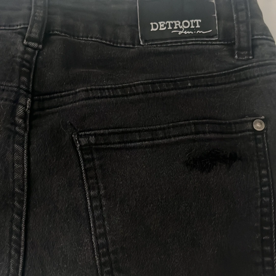 Svart mini-skirt från Detroit Denim - 3