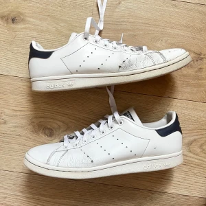 Stan Smith sneakers - I fint skick trots defekter, till och med splitternya snören för den här försäljningen. Går att putsa upp mer om någon skulle vilja. Original pris 1399 på Adidas hemsida. Bara att fråga om fler bilder behövs 🙌. I storlek 42.