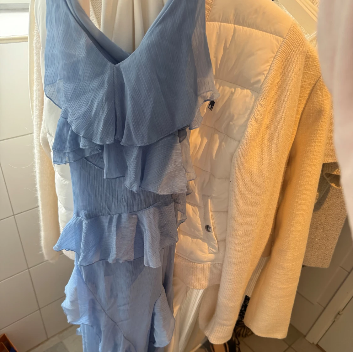 Ljusblå långklänning med volanger - 1