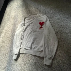 Ami Paris sweatshirt  - Säljer min sweatshirt från ami 8/10 skick om ni funderar på något det är bara att skriva