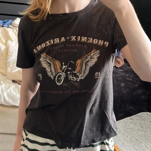 Motorcykel T-shirt! - Graphic tee med motorcykel från gina <3