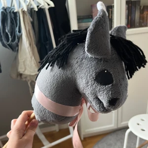 Käpphäst  - Käpphäst tillsalu! Fin grå välsydd käpphäst i bra skick är tillsalu, pinnen ingår ej!