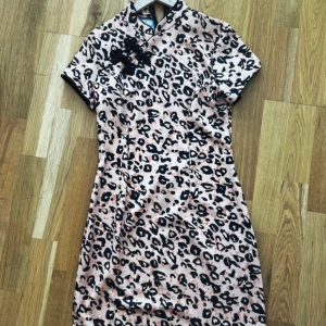 Miniklänning Satin Leopard S XS 34 36  - Miniklänning i kinastil från ASOS, leopardmönstrad. Klänningen är i satin och helt oanvänd. Storlek S 