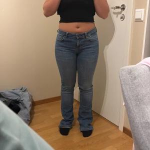 Blå bootcut jeans  - Nypris 300