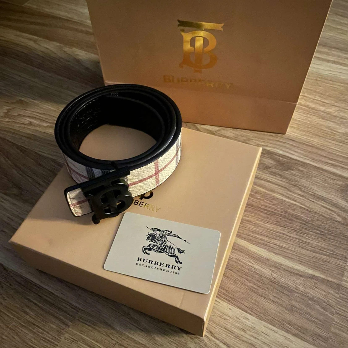 Burberry rutigt skärp med B-spänne