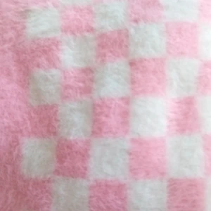 Rutig fluffig väst från SHEIN - Supergullig väst från SHEIN i fluffigt syntetmaterial med rosa och vita rutor. Västen har v-ringad hals och knäpps med vita knappar framtill. Perfekt för dig som gillar mjuka och färgglada plagg med lite extra cozy vibe.