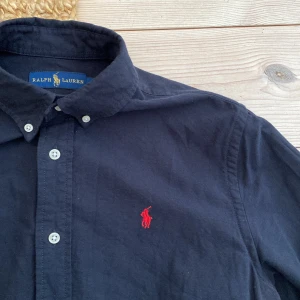 Mörkblå skjorta från Ralph Lauren - |Mörkblå Ralph lauren skjorta knappt använd. Strlk S 429kr|  skriv gärna vid funderingar😁