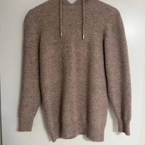 Beige merinoull hoodie - Skön och snygg merinoull hoodie i en schysst beige färg perfekt nu inför kallare dagar. Märke oklart 