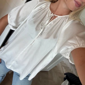 Satin blus - Så fiiin kortärmad satinblus från HM. Fint skick, använd ett fåtal gånger 💕