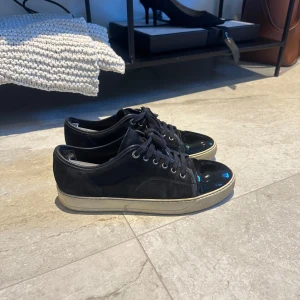 Lanvin cap toe sneakers  - |Säljer nu dessa Lanvins i uk 7 som passar 42|Skorna är väl använda som märks på flaw på innetyget i hälen|Vid eventuella frågor är du välkommen att kontakta oss|