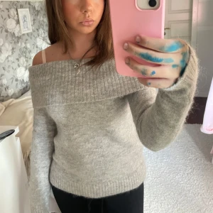 Stickad offshoulder tröja - Säljer eftersom den inte kommer till användning! Den är i helt nytt skick och har därför prislappen kvar💕