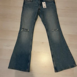 Blå bootcut jeans från 157 lowboot - Snygga blå bootcut jeans från 157 med låg midja och slitna detaljer vid knäna. Nypris 400kr Strl. S (Short) Priset kan diskuteras!💓
