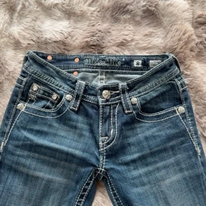 Miss Me jeans med broderade bakfickor - Blå jeans från Miss Me med snygga broderade bakfickor. låg midja och bootcut-ben, säljer på grund av att de är för små, aldrig använda