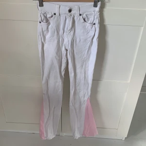 Vita bootcut jeans från Dr Denim - Vita jeans som är omsydda från skinny till bot cut av mig. Dem är inte i det bästa skicket då dem inte är så bra sydda.
