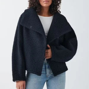 Mörkblå teddyjacka  - Mysig mörkblå teddyjacka med stor avslappnad passform. Jackan har lång ärm och är tillverkad i ett fluffigt material som ger en cool och trendig look. Perfekt för dig som gillar oversized stil och vill ha något som sticker ut. Från Gina tricot i stl xs! Fint skick förutom att den är lite nopprig under armarna