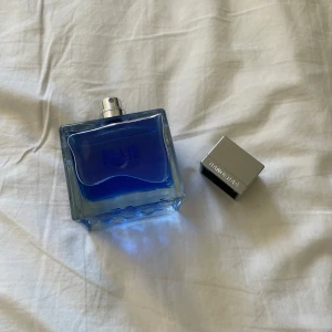 Blue Seduction parfym från Banderas - Blue Seduction från Banderas är en fräsch parfym i en stilren, fyrkantig glasflaska med blå vätska. Flaskan har en silverfärgad metallkork med Banderas-loggan ingraverad. Perfekt för dig som gillar moderna och fräscha dofter.