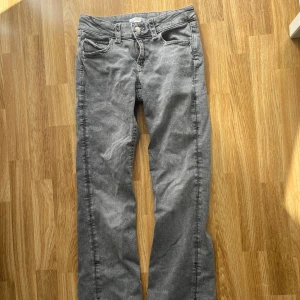 Grå jeans från Gina Tricot, stl 164 - Använd 1 gång. Snygga grå jeans från Gina Tricot i storlek 164. 