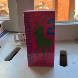 Ralph Lauren parfym helt ny - helt oanvänt och oöppnad ralph lauren parfym! nypris runt 650 tror jag men säljer för 500💓 50 ml!💕