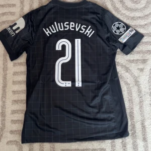 Tottenham 25/26 Kulusevski - Replika Tottenham tröja helt ny med tags med Kulusevski på ryggen. För fler bilder eller frågor tveka inte att skriva i dm. Fler tröjor i profilen. Se bio för tvätt 