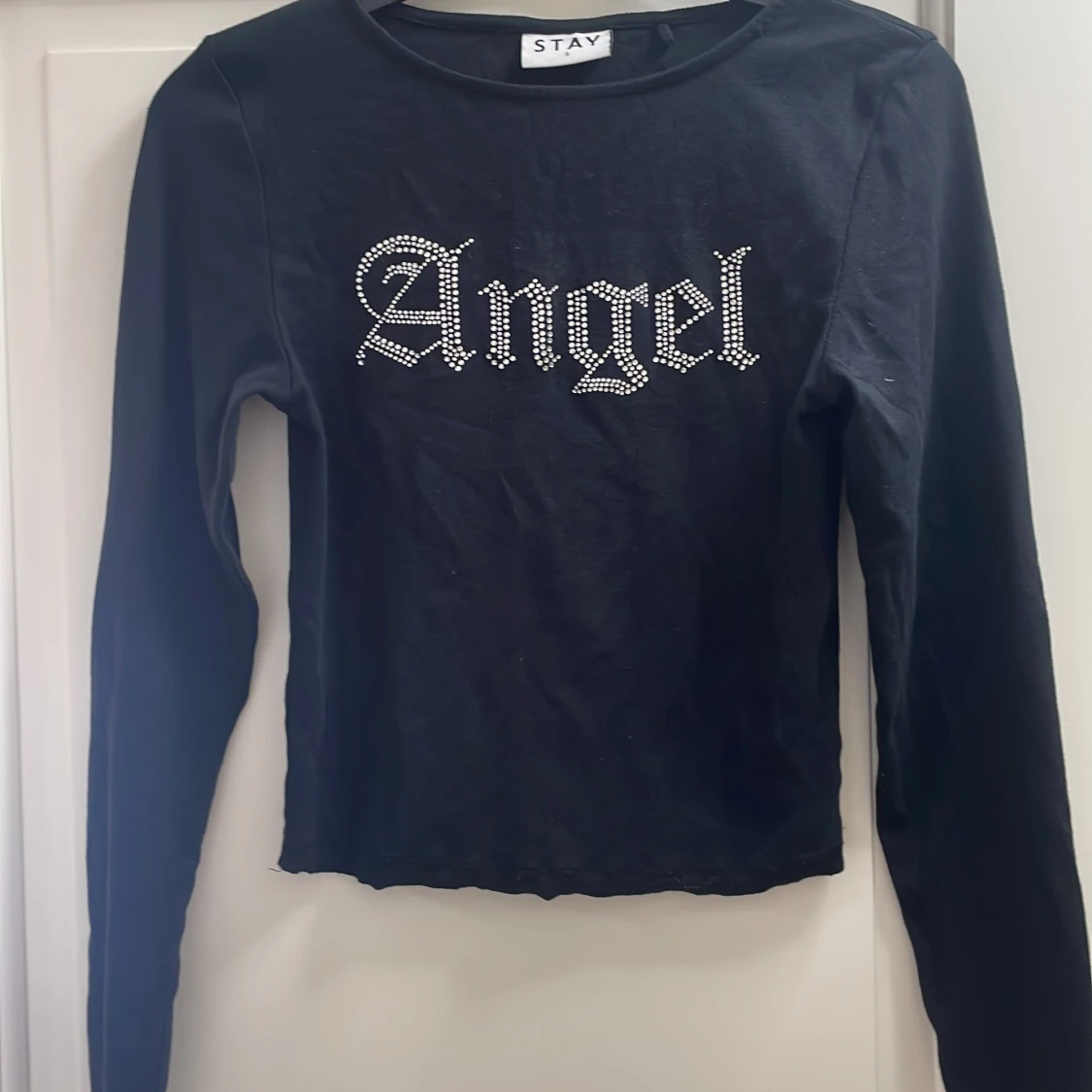 Svart långärmad topp med stenar 