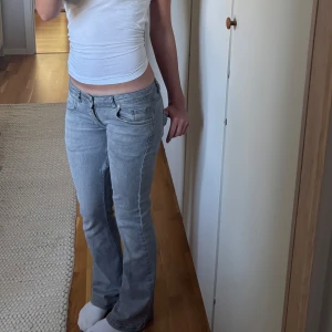 Jättelågmidjade bootcut jeans ‼️Kan sänka pris vid snabb affär‼️ - Säljer ett par snygga lågmidjade jeans i ljusgrå. Jeansen är nersydda till lågmidade från midwaist. Priset går att diskutera skriv on ni har några frågor💕