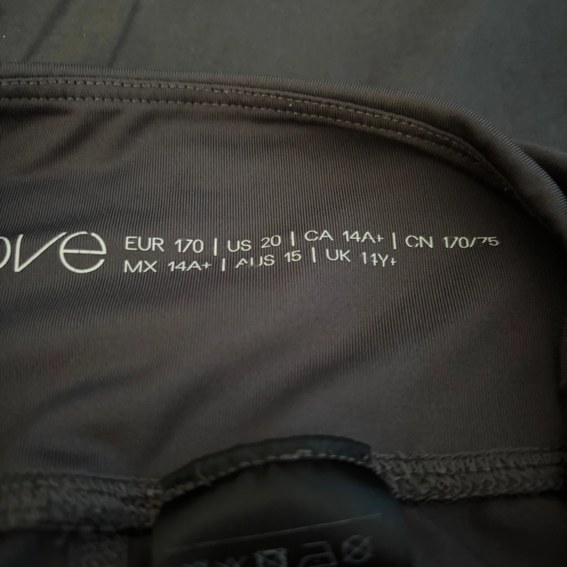 säljer ett par träningsshorts från H&M  - 1