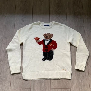 Ralph Lauren Sweatshirt - Tju, säljer en helt ny Ralph Lauren sweatshirt, plagget är originellt XL men passar Medium!!👌Hör av er om ni några frågor✅🙏🏻