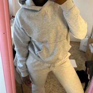 Ljusgrå hoodie med huva och ficka - By a Strl M tröja Strl Xs. jag är 168cm!💞