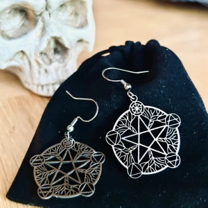 Snygga silverfärgade örhängen i 90’s vintage/alternative/gothic-stil! - Snygga silverfärgade örhängen i 90’s vintage/alternative/gothic-stil. Längd: 3 cm. Oanvända.