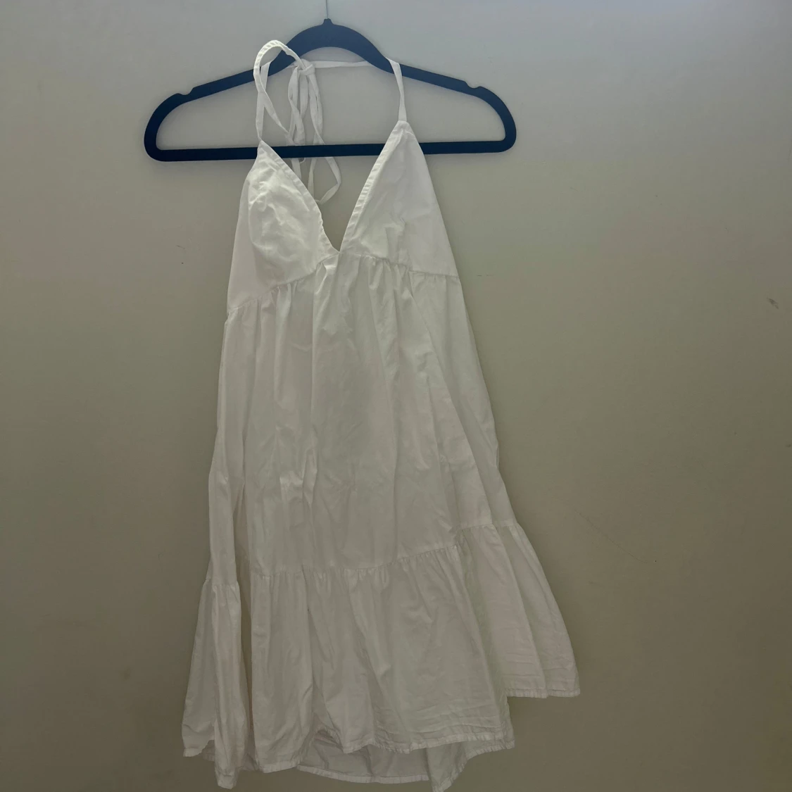 Vit omlottklänning från BikBok