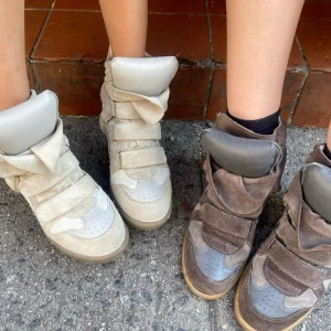 Isabel marant Etoile  - säljer mina Isabel marant skor i beige, storlek 40 men skulle mer säga att de passar 39. Dustbag och skolåda ingår, säljer pga lite användning !! Skriv om du har frågor eller liknande ❣️❣️
