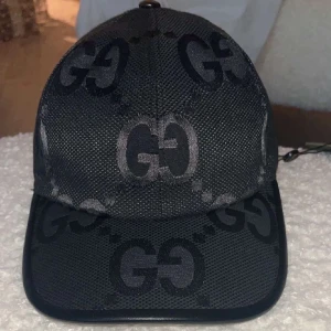 Gucci keps - Svart Gucci jumbo keps i perfekt skick utan några skador, kepsen är äkta och är i storlek M. Byten funkar också 