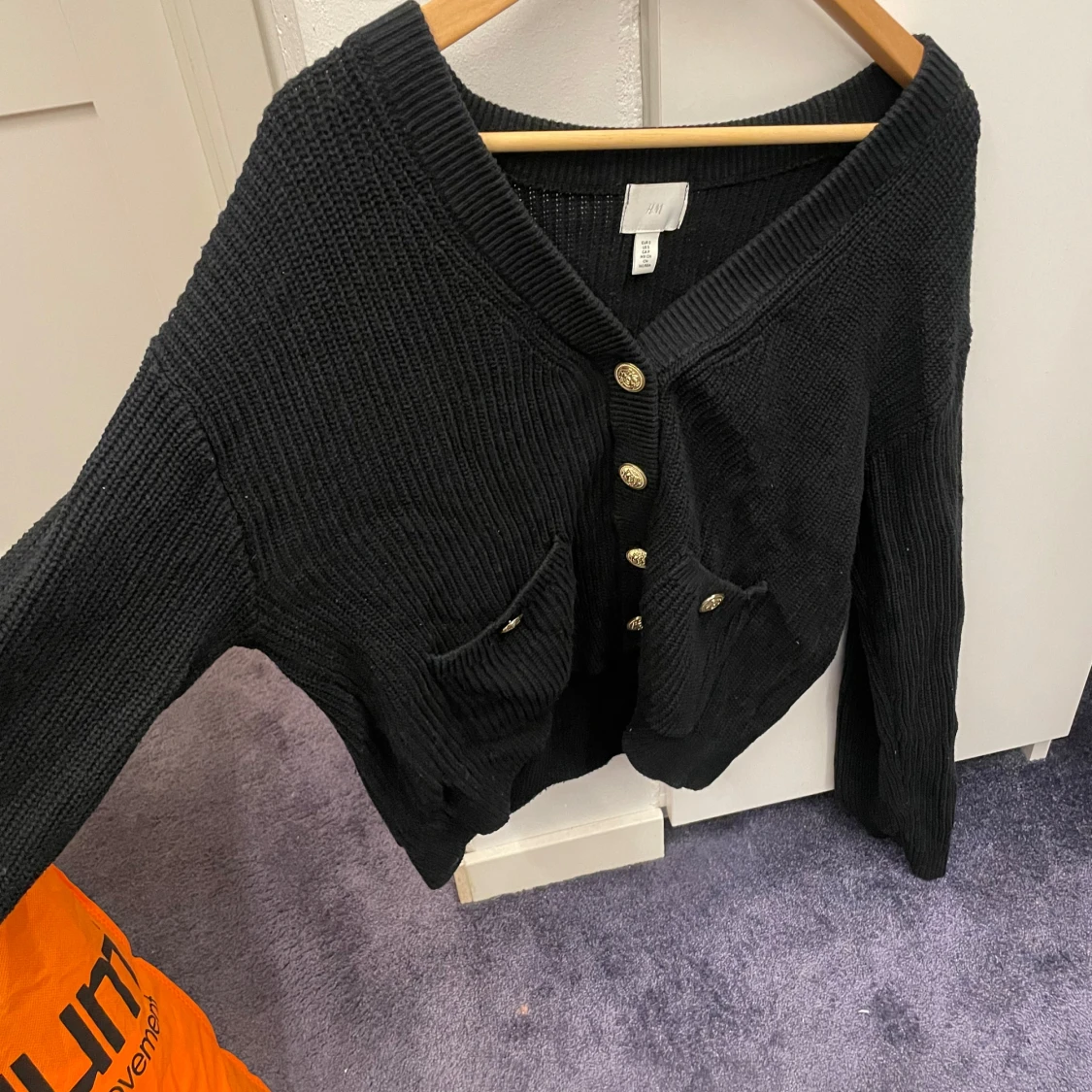 Svart stickad kofta från H&M med guldknappar