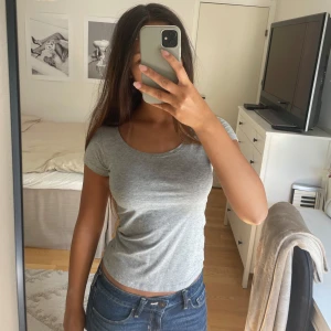 Grå t-shirt - Säljer denna basic t-shirt då den tyvärr inte kommer till användning längre. Endast använd ett fåtal gånger!🌸