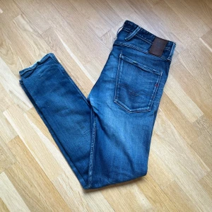 Replay anbass jeans  - Replay jeans i modellen anbass, storlek 32x32. Slitning på knä samt längst ner på jeansen. Riktigt schysst tvätt! Priset kan diskuteras vid snabb affär! 