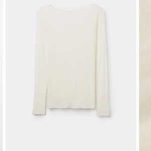 Vit intimissimi tröja  - Säljer en vit intimissimi tröja. Tröjan har en enkel, rund halsringning och sitter tight mot kroppen. Aldrig använd så säljer pga att den inte kommer till användning💕