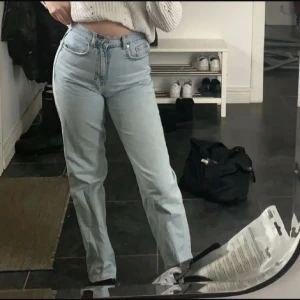Ljusblå raka jeans  - Säljer ett par ljusblå jeans med rak passform och hög midja. Använda så har lite skavanker med fint helhets intryck. Skulle säga att de är mer som en 34-36.